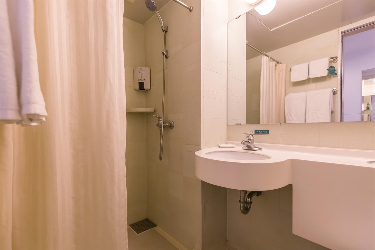Jinjiang Inn Guangzhou Haizhu Jiangtai Road Subway Station מראה חיצוני תמונה